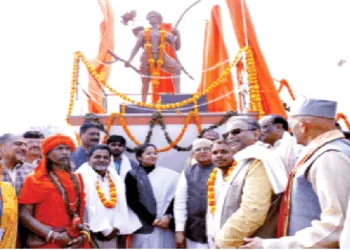 अनावरण के बाद भगवान बिरसा मुंडा की प्रतिमा के साथ अतिथि और आम जन