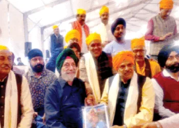 कार्यक्रम में श्री दत्तात्रेय होसबाले का सम्मान करते श्री गुरु सिंह सभा के पदाधिकारी