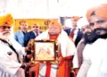 श्री मोहनराव भागवत को गुरु महाराज का चित्र भेंट करते गुरुद्वारे के पदाधिकारी