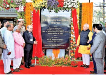 अस्पताल का लोकार्पण करते श्री मोहनराव भागवत। साथ में हैं अन्य अतिथि