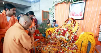 ब्रह्मलीन महंत डॉ. रामविलास वेदांती जी महाराज के प्रति श्रद्धासुमन अर्पित करते मुख्यमंत्री योगी आदित्यनाथ।