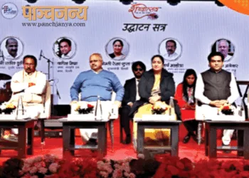 मंच पर (बाएं से) सुरुचि प्रकाशन के अध्यक्ष राजीव तुली, केंद्रीय राज्य मंत्री हर्ष मल्होत्रा, रा.स्व. संघ के अ. भा. प्रचार प्रमुख सुनील आंबेकर और दिल्‍ली की मुख्यमंत्री रेखा गुप्ता, कला एवं संस्‍कृति मंत्री कपिल मिश्रा, शब्दोत्सव के संयोजक हर्षवर्धन त्रिपाठी
