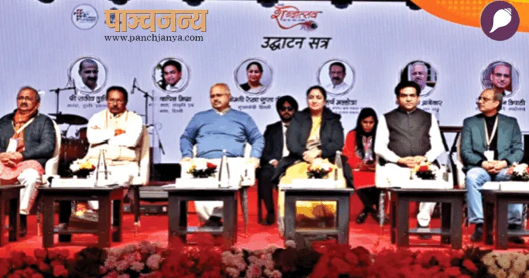 मंच पर (बाएं से) सुरुचि प्रकाशन के अध्यक्ष राजीव तुली, केंद्रीय राज्य मंत्री हर्ष मल्होत्रा, रा.स्व. संघ के अ. भा. प्रचार प्रमुख सुनील आंबेकर और दिल्‍ली की मुख्यमंत्री रेखा गुप्ता, कला एवं संस्‍कृति मंत्री कपिल मिश्रा, शब्दोत्सव के संयोजक हर्षवर्धन त्रिपाठी