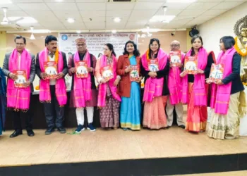 अस्मिता पत्रिका का विमोचन करते सम्मानित अतिथि।