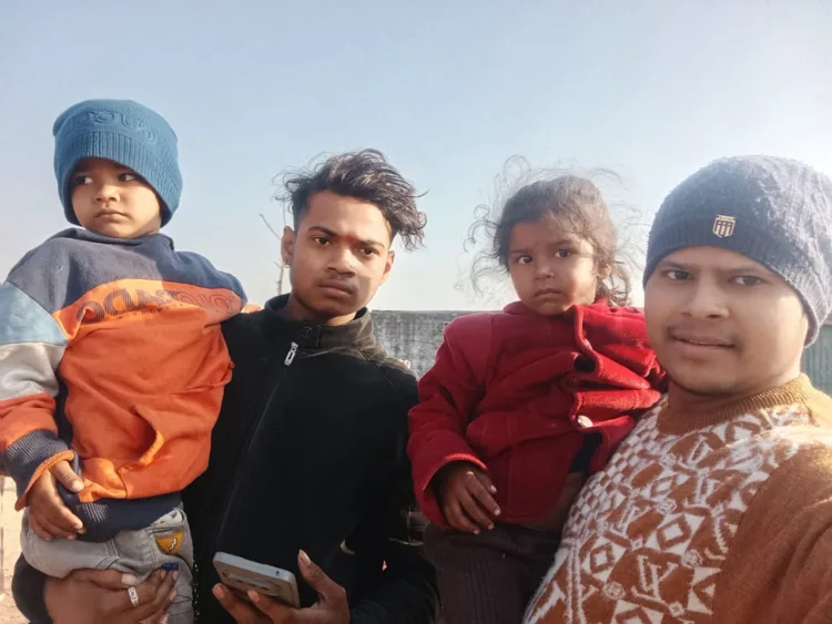 दोनों बच्चों को गोद में लिए हुए बजरंग दल के कार्यकर्ता