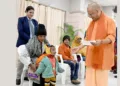 बच्ची को दुलार करते मुख्यमंत्री योगी आदित्यनाथ