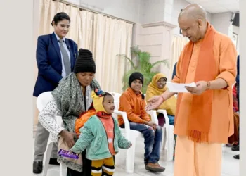 बच्ची को दुलार करते मुख्यमंत्री योगी आदित्यनाथ
