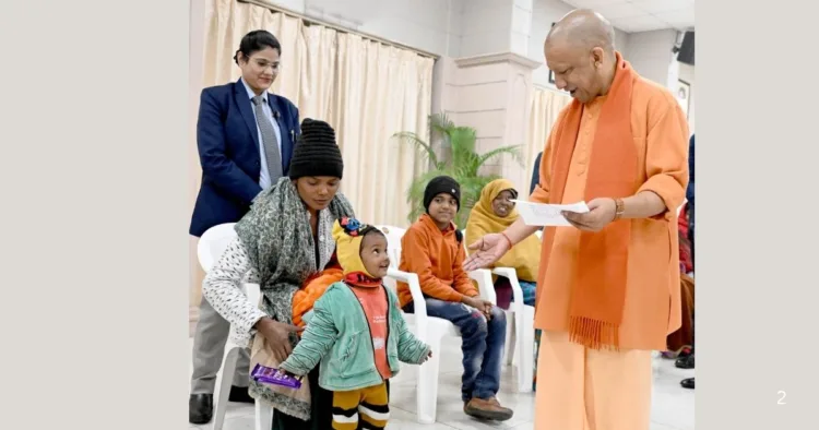 बच्ची को दुलार करते मुख्यमंत्री योगी आदित्यनाथ