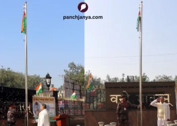 दिल्ली के संघ कार्यालय (केशव कुंज) में ध्वज फहराते सरकार्यवाह श्री दत्तात्रेय होसबाले