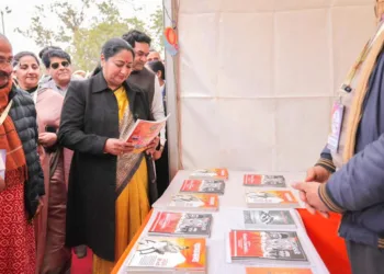 दिल्ली शब्दोत्सव में पाञ्चजन्य पत्रिका देखतीं मुख्यमंत्री रेखा गुप्ता