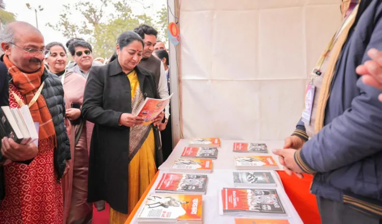 दिल्ली शब्दोत्सव में पाञ्चजन्य पत्रिका देखतीं मुख्यमंत्री रेखा गुप्ता