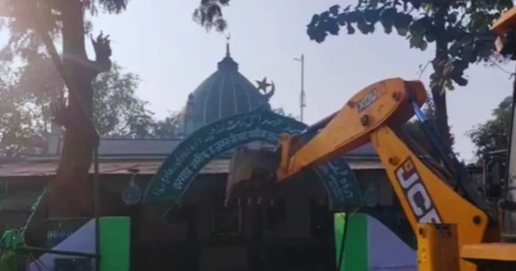 अवैध मजार ध्वस्त