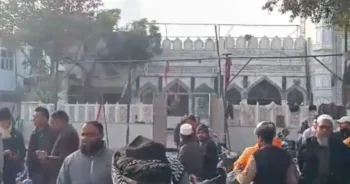 मस्जिद के बाहर जमा लोग