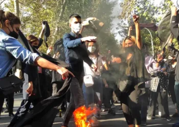 ईरान में पिछले करीब दो हफ्ते से सरकार विरोधी प्रदर्शन हो रहे हैं जिनसे सरकारी पुलिस सख्ती से काबू पाने की कोशिश कर रही है