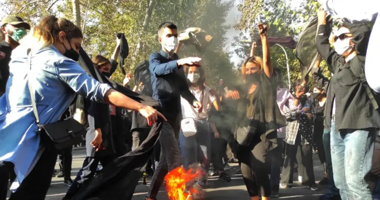 ईरान में पिछले करीब दो हफ्ते से सरकार विरोधी प्रदर्शन हो रहे हैं जिनसे सरकारी पुलिस सख्ती से काबू पाने की कोशिश कर रही है