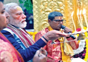 ‘सोमनाथ स्वाभिमान पर्व’ पर भगवान सोमनाथ की आरती करते प्रधानमंत्री नरेंद्र मोदी