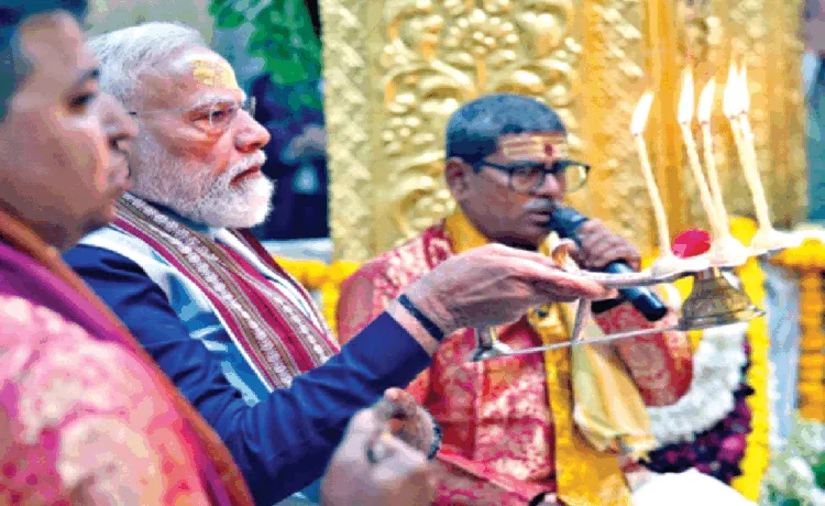 ‘सोमनाथ स्वाभिमान पर्व’ पर भगवान सोमनाथ की आरती करते प्रधानमंत्री नरेंद्र मोदी