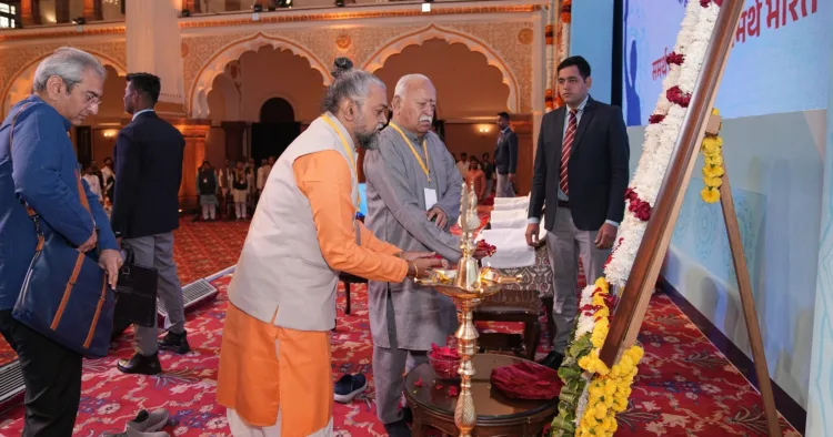 भोपाल में संवाद कार्यक्रम का शुभारंभ करते सरसंघचालक श्री मोहन भागवत।