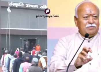मुजफ्फरपुर में ऱाष्ट्रीय ध्वज फहराते सरसंघचालक श्री मोहन भागवत