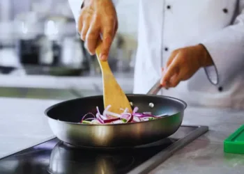 नॉन-स्टिक कुकवेयर क्यों नहीं है सेफ?