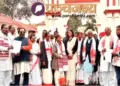 नई ‘पेसा’ नियमावली के विरोध में राज्यपाल को ज्ञापन सौंपने के बाद जनजाति समुदाय के लोग