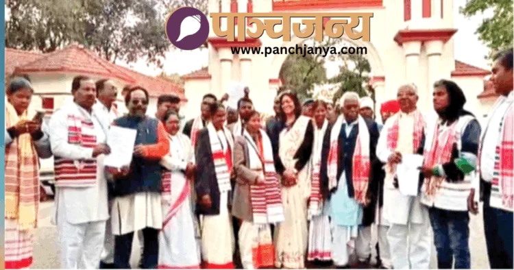 नई ‘पेसा’ नियमावली के विरोध में राज्यपाल को ज्ञापन सौंपने के बाद जनजाति समुदाय के लोग