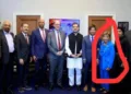 भाजपा ने राहुल गांधी और अमेरिकी सांसद जेनिस शाकोव्स्की (लाल गोले में) के बीच 2024 की एक भेंट की तस्वीर दिखाते हुए इसे कांग्रेस नेता के "भारत विरोधी" कनेक्शन का सबूत बताया