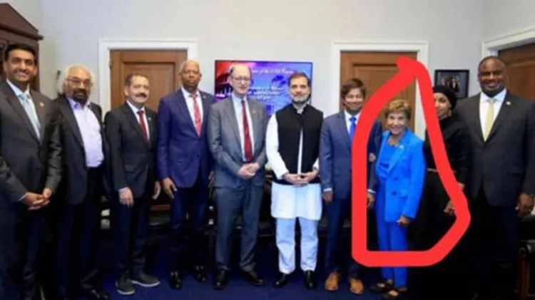 भाजपा ने राहुल गांधी और अमेरिकी सांसद जेनिस शाकोव्स्की (लाल गोले में) के बीच 2024 की एक भेंट की तस्वीर दिखाते हुए इसे कांग्रेस नेता के "भारत विरोधी" कनेक्शन का सबूत बताया