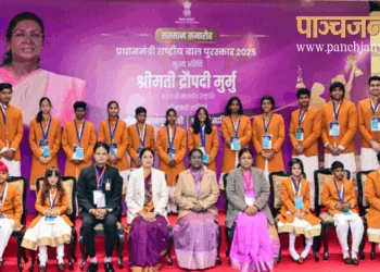 राष्ट्रपति द्रौपदी मुर्मू (मध्य में) के साथ प्रधानमंत्री राष्ट्रीय बाल पुरस्कार-2025 से सम्मानित बालक-बालिकाएं