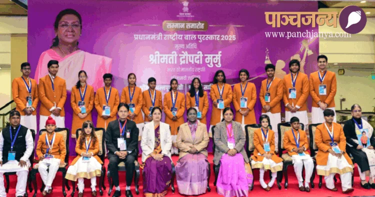 राष्ट्रपति द्रौपदी मुर्मू (मध्य में) के साथ प्रधानमंत्री राष्ट्रीय बाल पुरस्कार-2025 से सम्मानित बालक-बालिकाएं