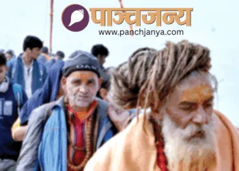 संगम तट पर साधु और श्रद्धालु