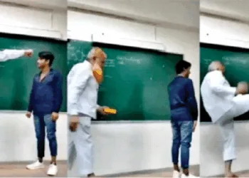 रामफूल मीणा को लात मारते रियाजुद्दीन