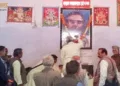 2017 में बैतूल जेल में श्रीगुरुजी के चित्र पर माल्यार्पण करते सरसंघचालक श्री मोहनराव भागवत। इसी कक्ष में श्रीगुरूजी को रखा गया था