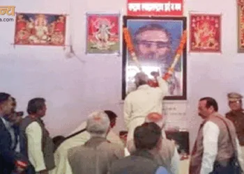 2017 में बैतूल जेल में श्रीगुरुजी के चित्र पर माल्यार्पण करते सरसंघचालक श्री मोहनराव भागवत। इसी कक्ष में श्रीगुरूजी को रखा गया था