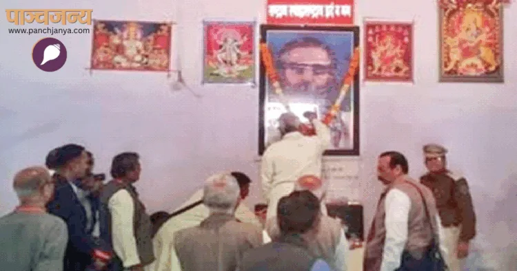 2017 में बैतूल जेल में श्रीगुरुजी के चित्र पर माल्यार्पण करते सरसंघचालक श्री मोहनराव भागवत। इसी कक्ष में श्रीगुरूजी को रखा गया था