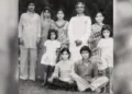 अपने परिवार के साथ सर्वानंद कौल 'प्रेमी'। आतंकवादियों ने इनके सिर पर कील ठोंक दी थी।