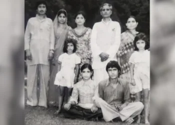 अपने परिवार के साथ सर्वानंद कौल 'प्रेमी'। आतंकवादियों ने इनके सिर पर कील ठोंक दी थी।