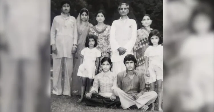 अपने परिवार के साथ सर्वानंद कौल 'प्रेमी'। आतंकवादियों ने इनके सिर पर कील ठोंक दी थी।
