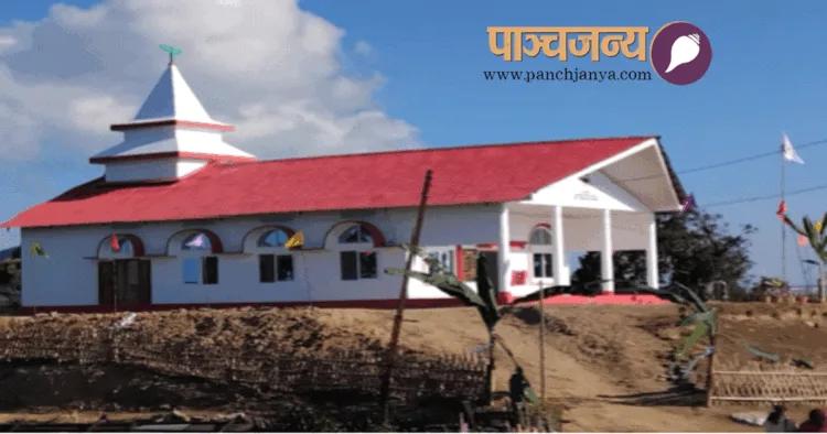 गांव में बना भव्य मंदिर