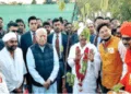 सोनपैरी गांव में कोविदार पौधा लगाने के बाद श्री मोहनराव भागवत और अन्य अतिथियों के साथ स्थानीयगण