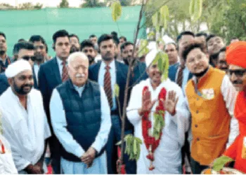 सोनपैरी गांव में कोविदार पौधा लगाने के बाद श्री मोहनराव भागवत और अन्य अतिथियों के साथ स्थानीयगण