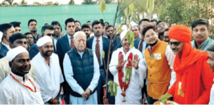 सोनपैरी गांव में कोविदार पौधा लगाने के बाद श्री मोहनराव भागवत और अन्य अतिथियों के साथ स्थानीयगण