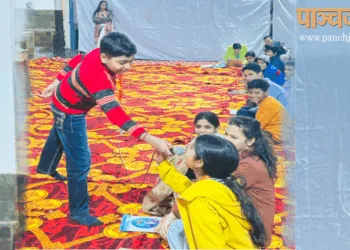 समारोह में सांस्कृतिक कार्यक्रम प्रस्तुत करते छात्र
