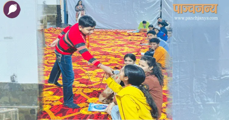 समारोह में सांस्कृतिक कार्यक्रम प्रस्तुत करते छात्र