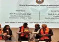 गोष्ठी में वक्ताओं का सम्मान करते आयोजक
