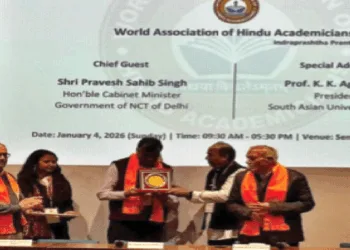 गोष्ठी में वक्ताओं का सम्मान करते आयोजक