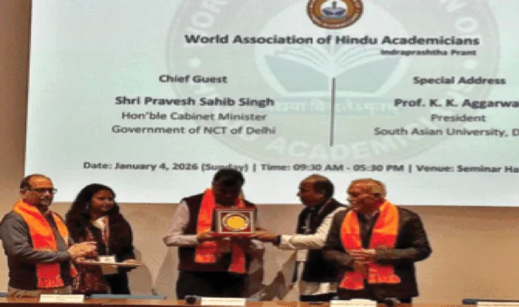 गोष्ठी में वक्ताओं का सम्मान करते आयोजक