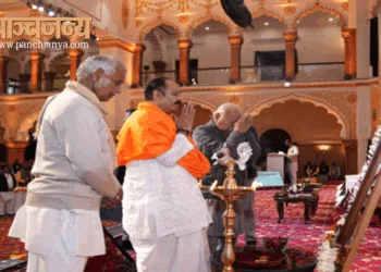 भारत माता के चित्र को नमन करते श्री मोहनराव भागवत, पंडित प्रदीप मिश्रा और श्री अशोक पांडेय
