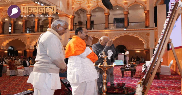 भारत माता के चित्र को नमन करते श्री मोहनराव भागवत, पंडित प्रदीप मिश्रा और श्री अशोक पांडेय