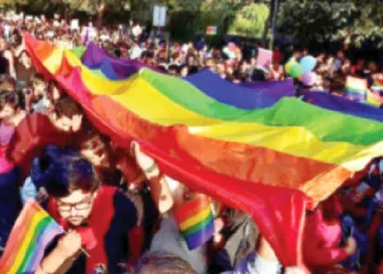 ‘दिल्ली क्वियर प्राइड’ में शामिल युवा